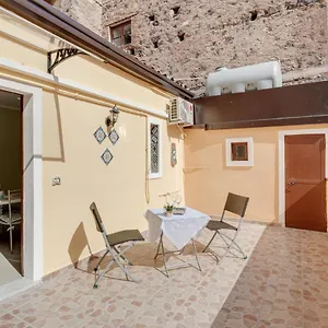 catania-central-apartment-with-terrace.catania-hotels.net/